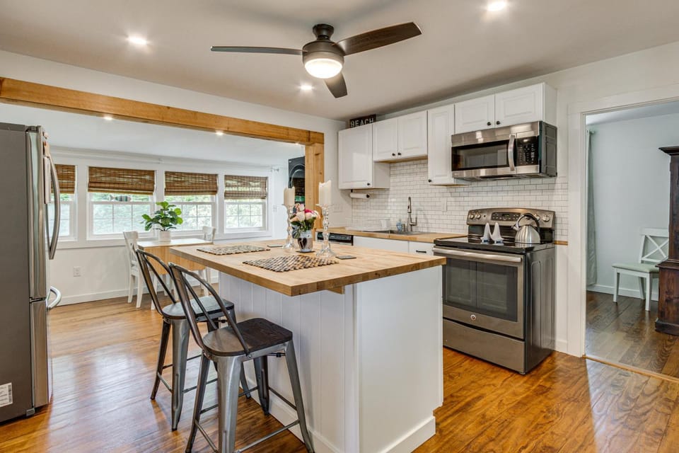 < 1 Mi to Sand! Updated Cottage w/ Yard in Niantic House in East Lyme
