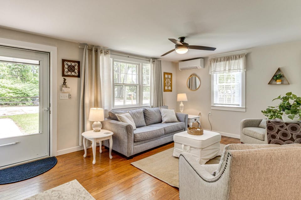 < 1 Mi to Sand! Updated Cottage w/ Yard in Niantic House in East Lyme
