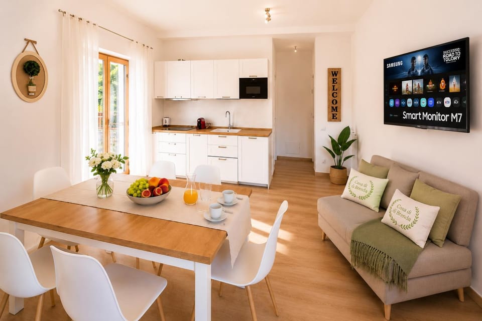 Communal lounge/ TV room, TV and multimedia, Kitchen or kitchenette, Living room, Food and drinks, Seating area, Dining area, Food, minibar, oven, pet friendly