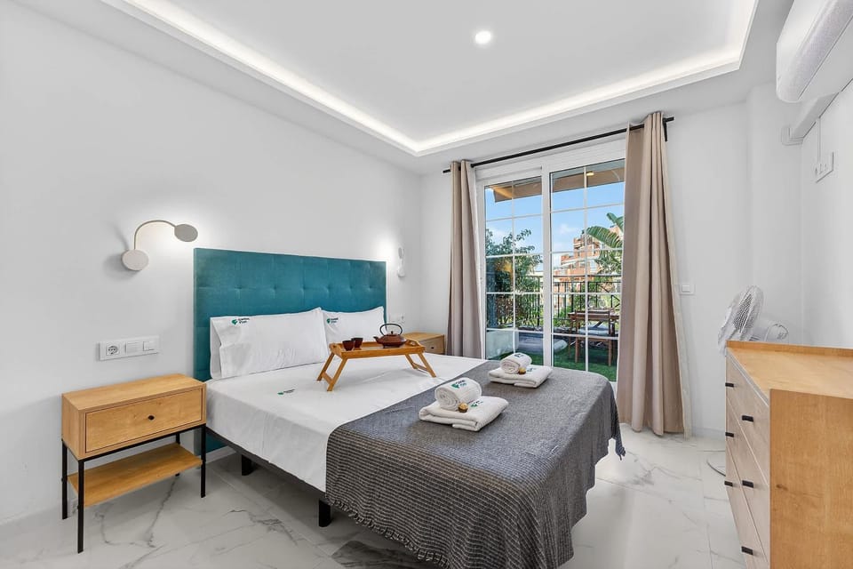 Bed, Photo of the whole room, Bedroom, towels