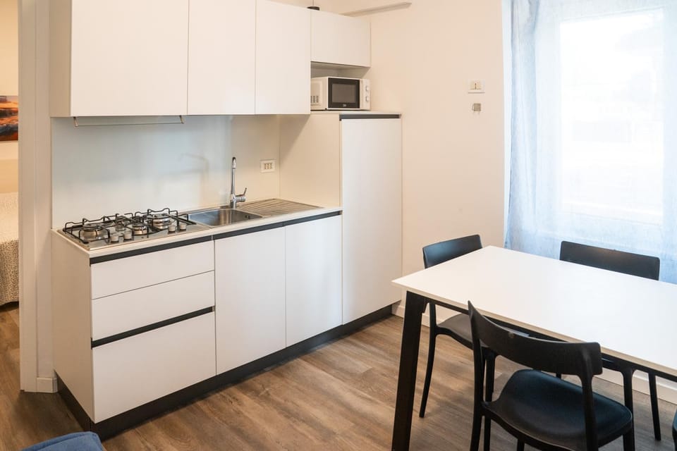 Kitchen or kitchenette, Lunch, Dinner, microwave, kitchen