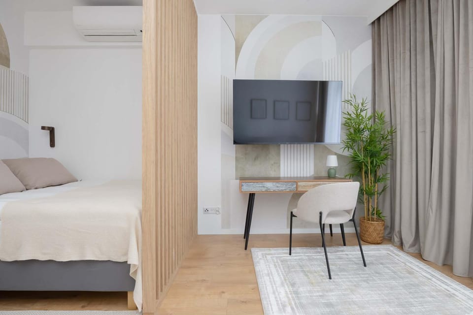 Bed, TV and multimedia, Living room, Photo of the whole room, Seating area