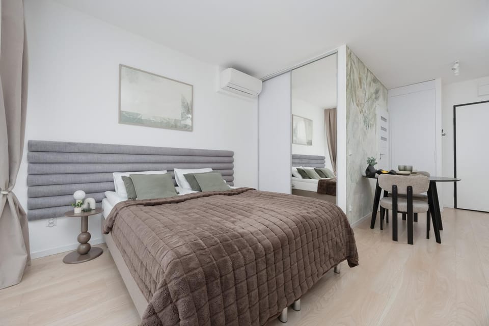 Bed, Living room, Photo of the whole room, Seating area, Bedroom