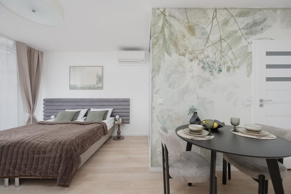 Bed, Living room, Photo of the whole room, Seating area, Dining area, Bedroom, air conditioner