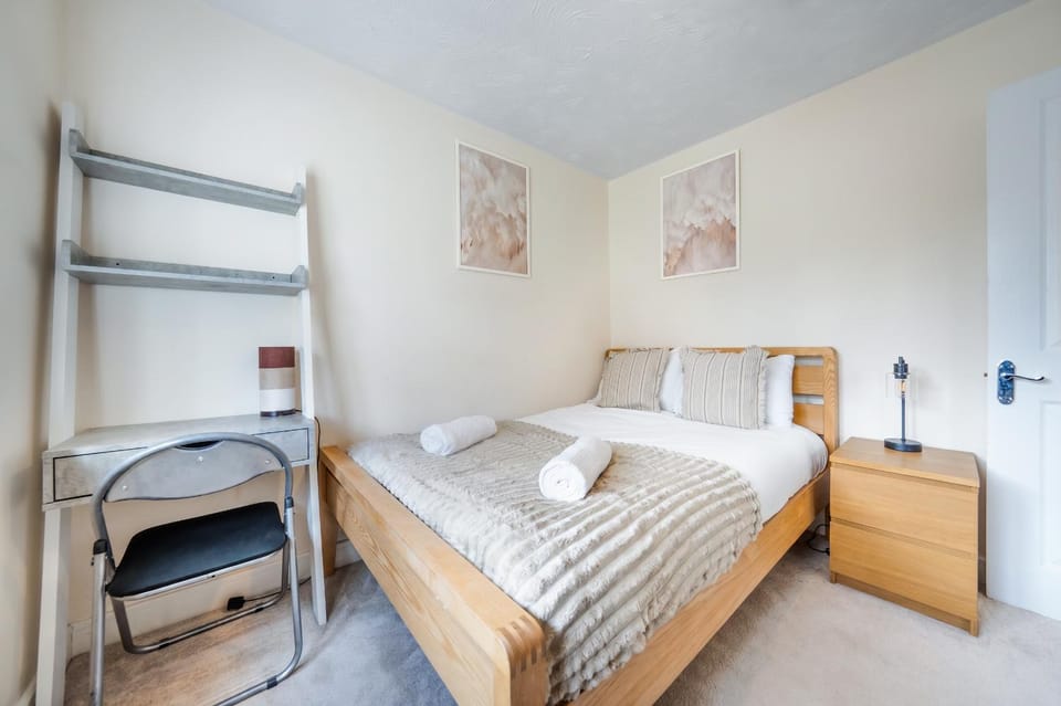 5BR Home, Driveway Parking, Luton Apartment in Luton