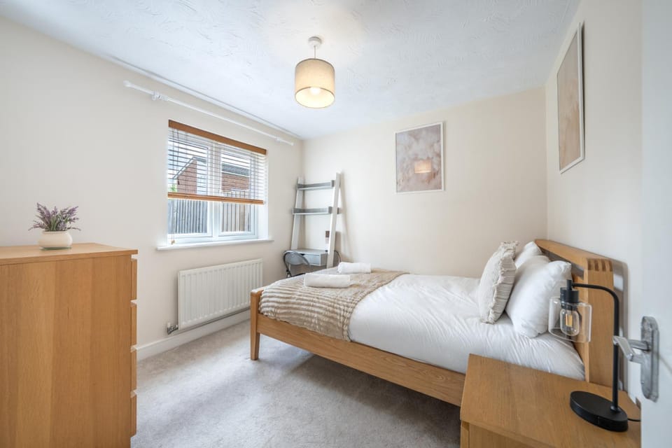 5BR Home, Driveway Parking, Luton Apartment in Luton