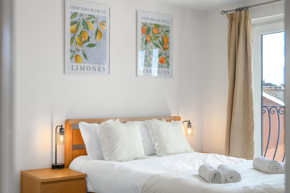 5BR Home, Driveway Parking, Luton Apartment in Luton