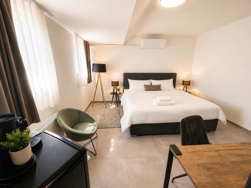 Bed, Photo of the whole room, Seating area