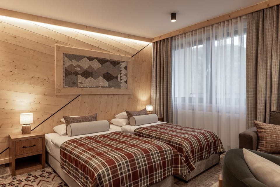 Bed, Photo of the whole room, Seating area, Bedroom