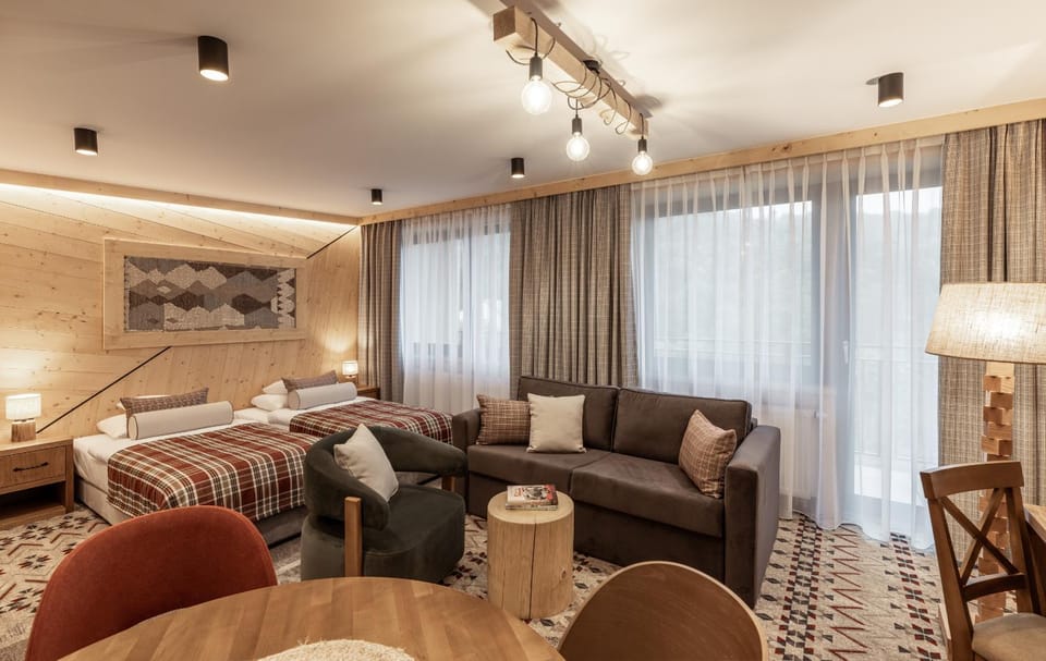 Bed, Living room, Photo of the whole room, Seating area, Bedroom