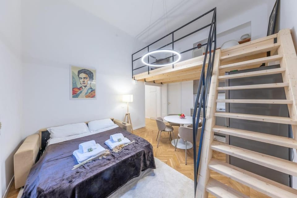 City Stay Bright 1bedroom with workstation Apartment in Milan