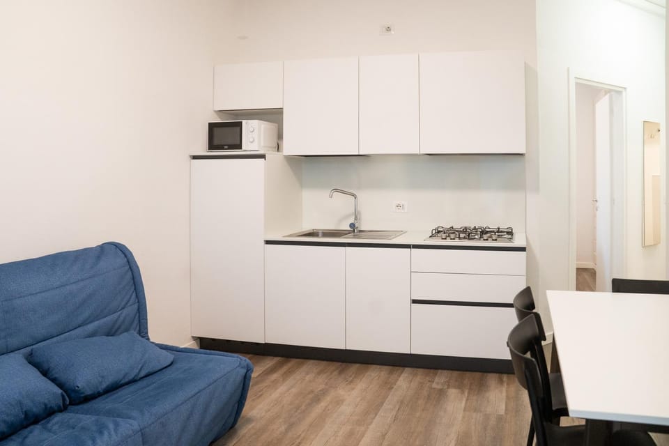 Kitchen or kitchenette, microwave, kitchen