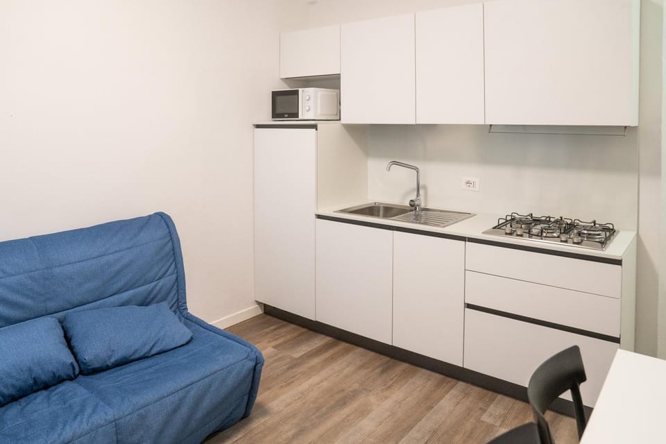 Kitchen or kitchenette, microwave, kitchen