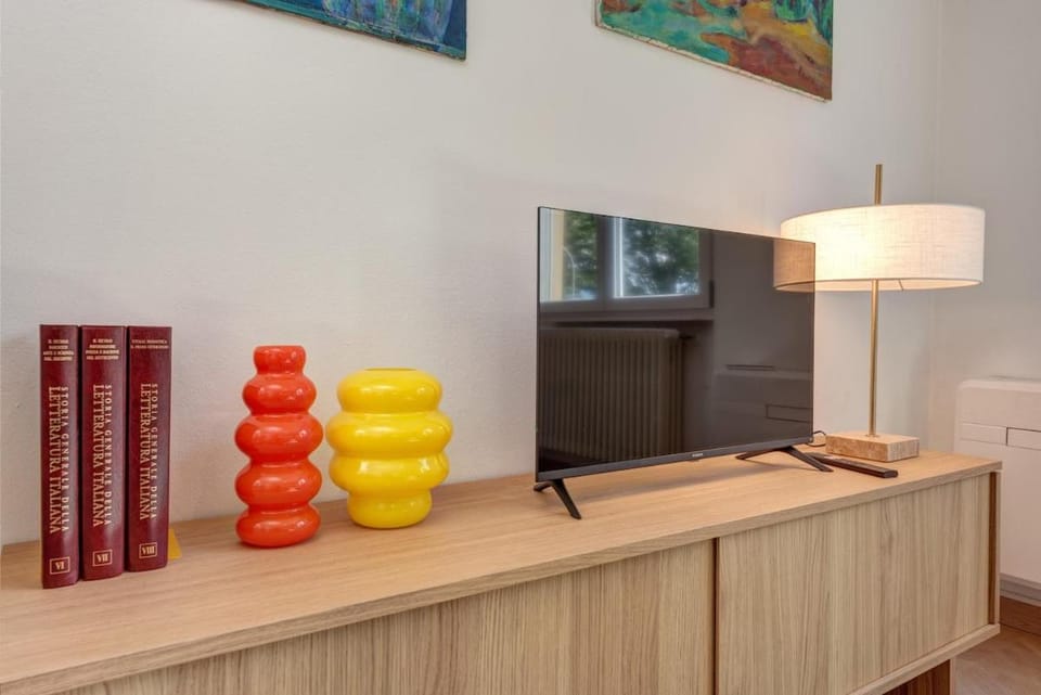 Design e Vista Lago Beachfront Oasis with AC e WiFi Apartment in Mandello del Lario