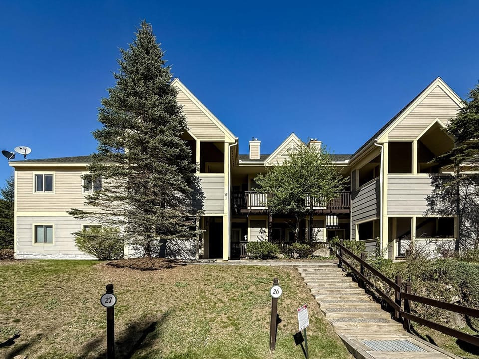 S29 Top-Floor Bretton Woods Condo with Stunning Mount Washington Views & Cozy Fireplace Apartment in Bretton Woods