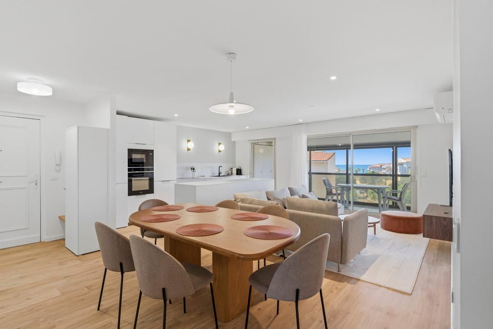 125 m apartment near beach pool & parking Apartment in Saint-Raphael