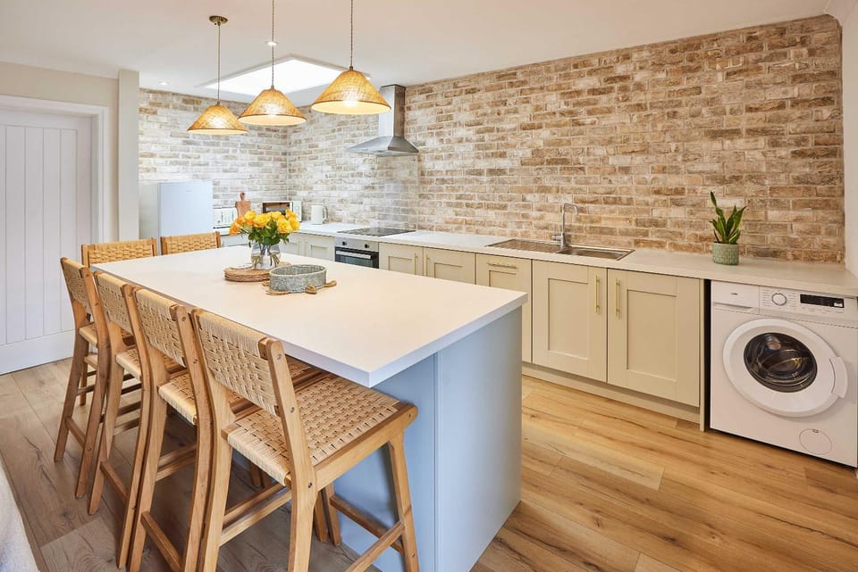 Kitchen or kitchenette, Dining area, washing machine