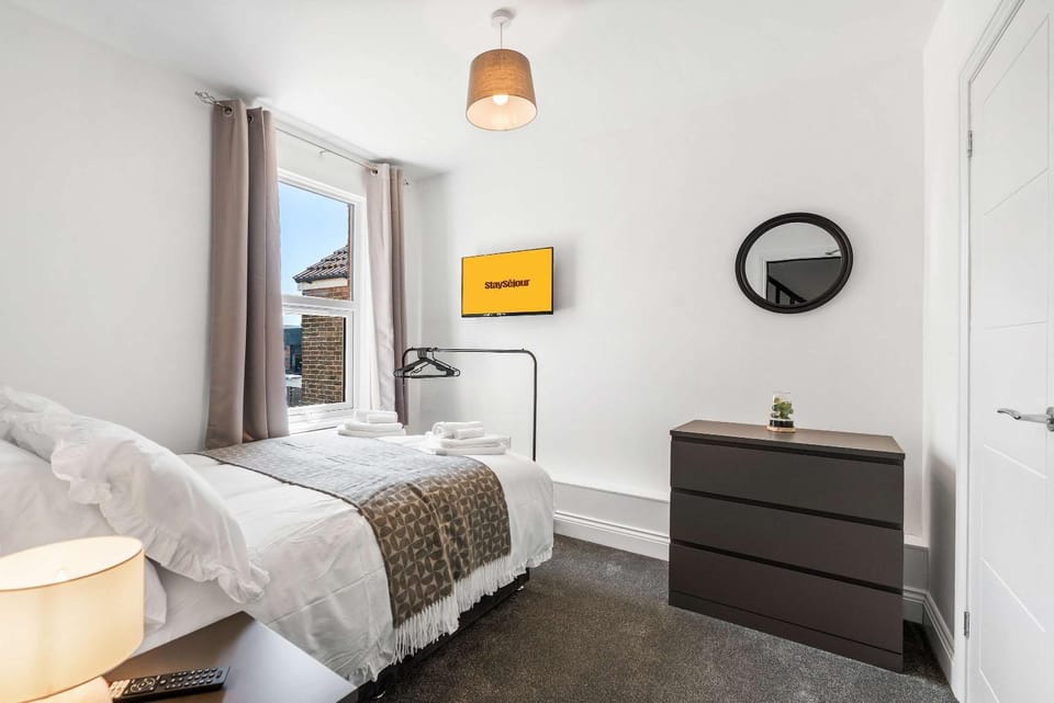 Large 6-Bed House - 5 Bathrooms w Free Parking by StaySejour House in Worthing