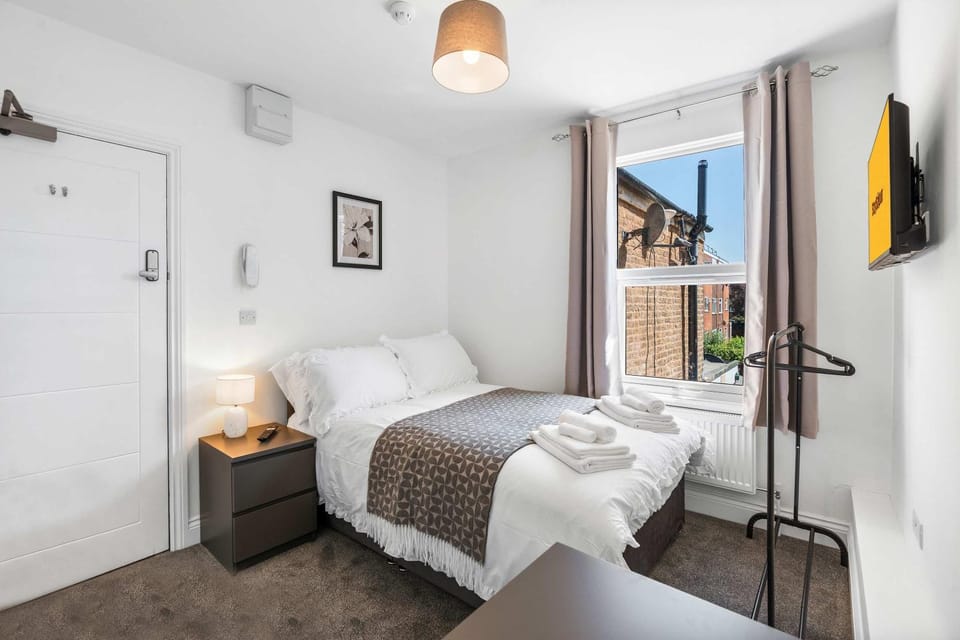 Large 6-Bed House - 5 Bathrooms w Free Parking by StaySejour House in Worthing