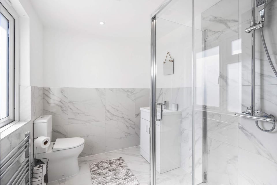 Large 6-Bed House - 5 Bathrooms w Free Parking by StaySejour House in Worthing