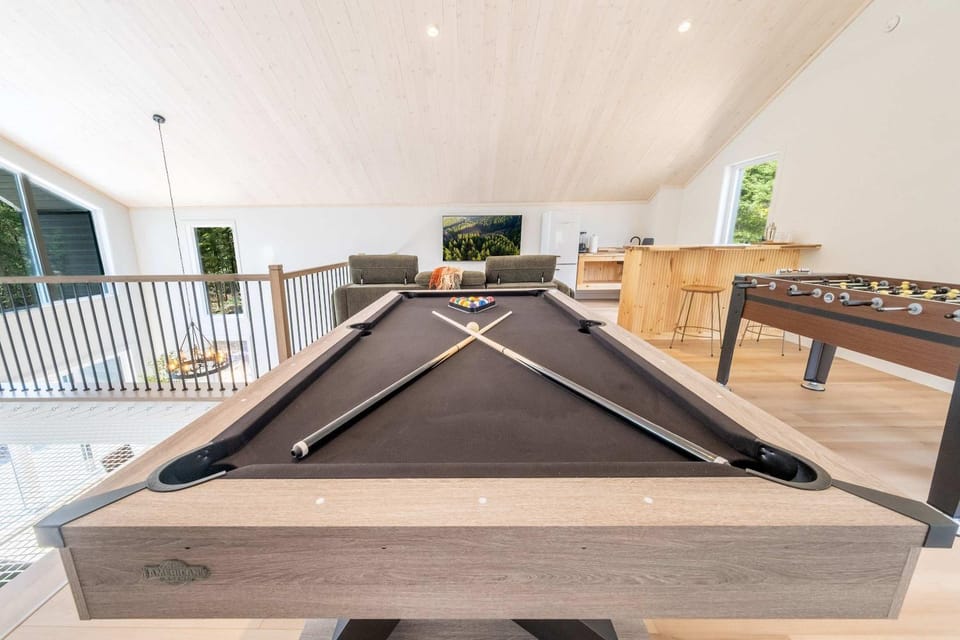 Game Room Spa & Sauna - Le Drakkar Chalet in Quebec