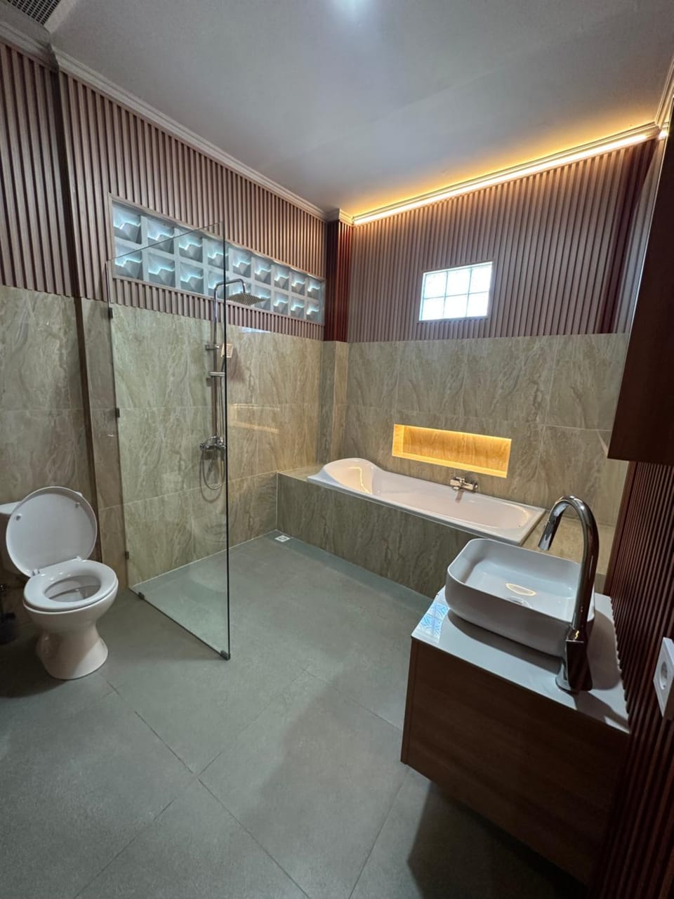 Hot Tub, Bathroom