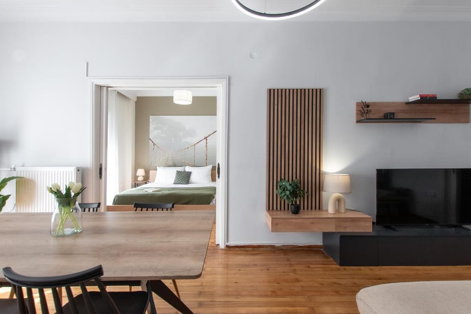 Bed, TV and multimedia, Living room, Seating area, Bedroom