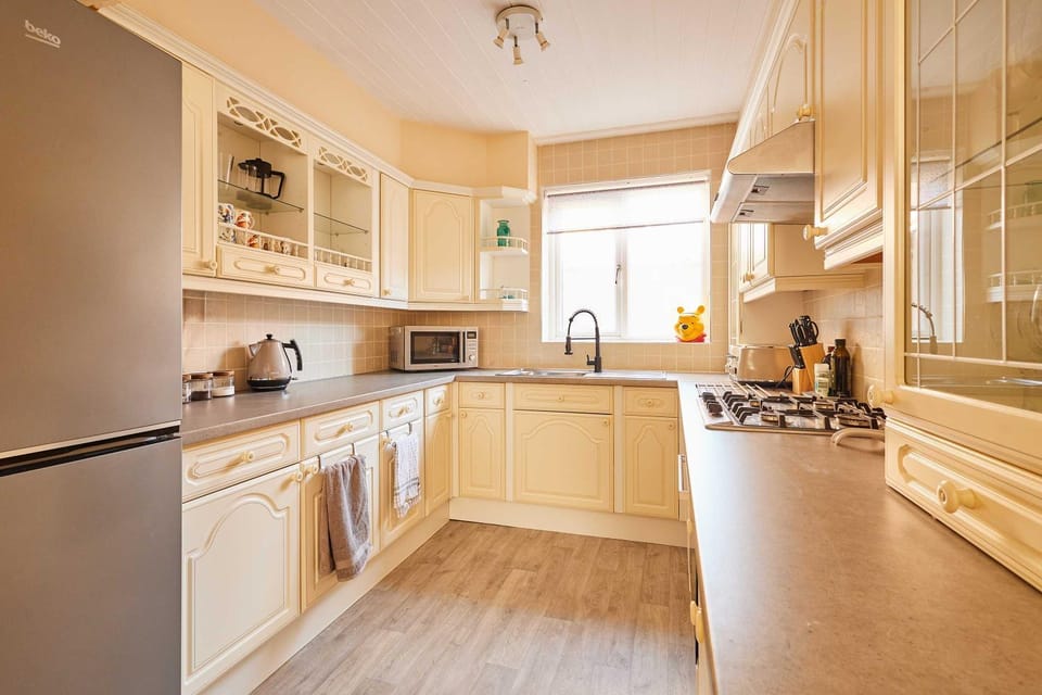 Coffee/tea facilities, Kitchen or kitchenette, oven, stove, toaster