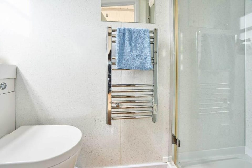 Shower, Toilet