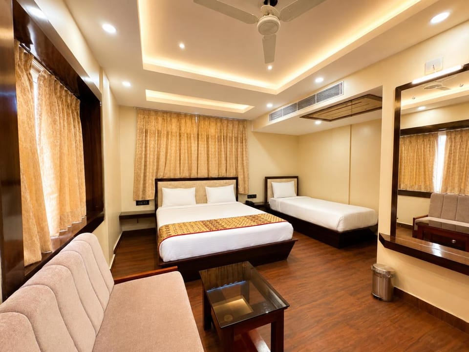 Bed, TV and multimedia, Living room, Photo of the whole room, Seating area, Bedroom, fireplace, air conditioner