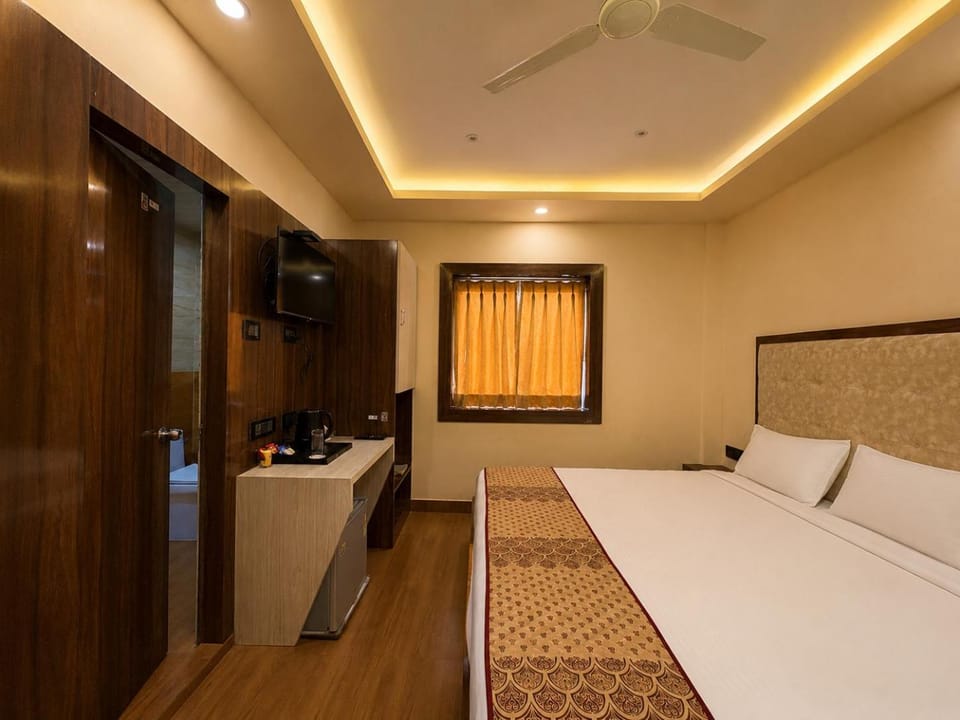 Bed, TV and multimedia, Photo of the whole room, Bedroom, fireplace, wardrobe, air conditioner