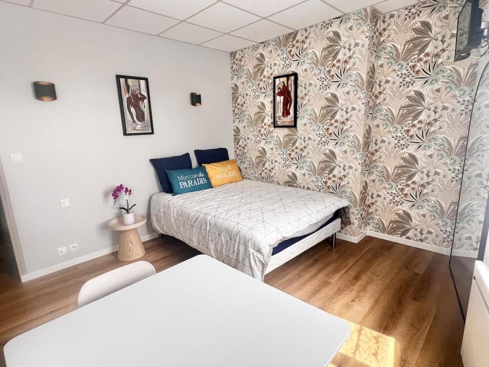 Bed, Photo of the whole room, Bedroom