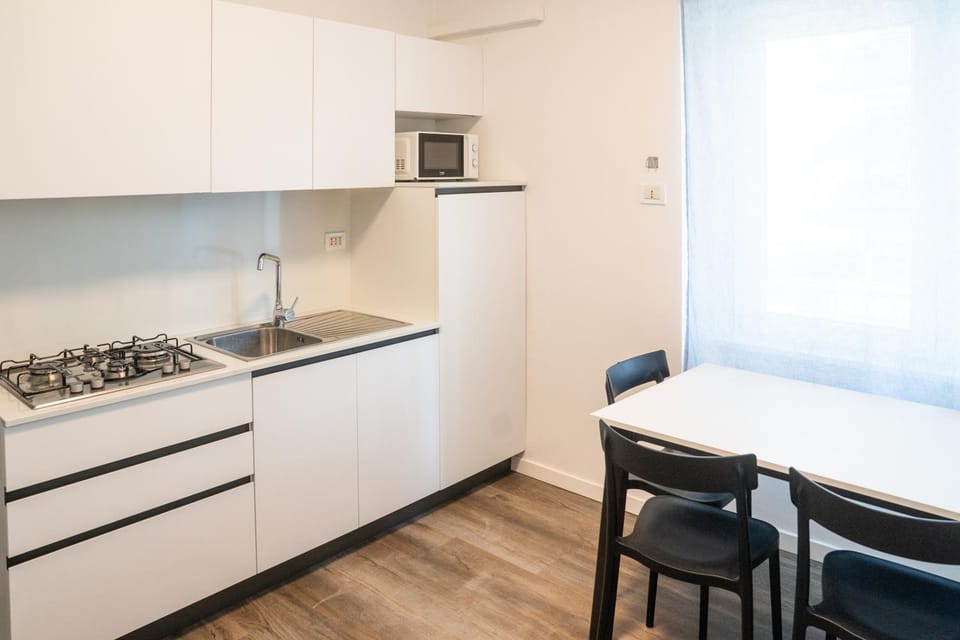 Kitchen or kitchenette, microwave, kitchen