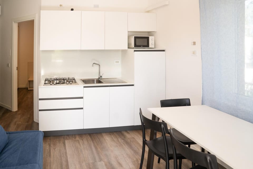 Kitchen or kitchenette, microwave, kitchen