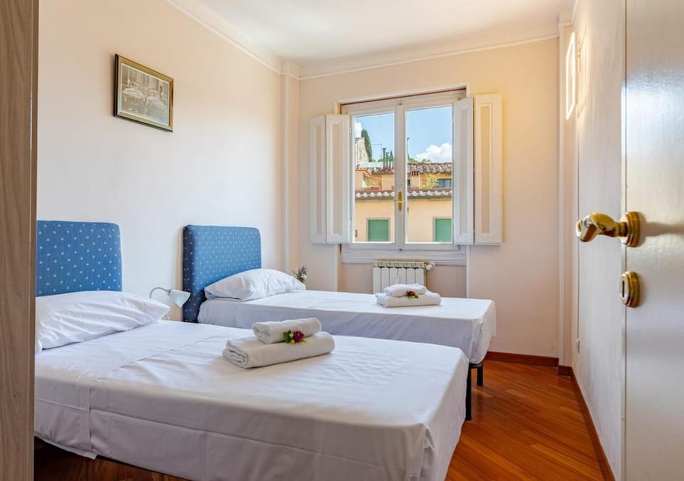 brd 43 6- Ponte Vecchio Bright Spacious Penthouse Apartment in Florence