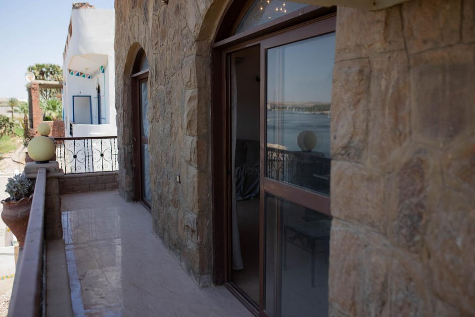 Property building, Communal lounge/ TV room, View (from property/room), Lounge or bar, Landmark view, Mountain view, River view, Street view