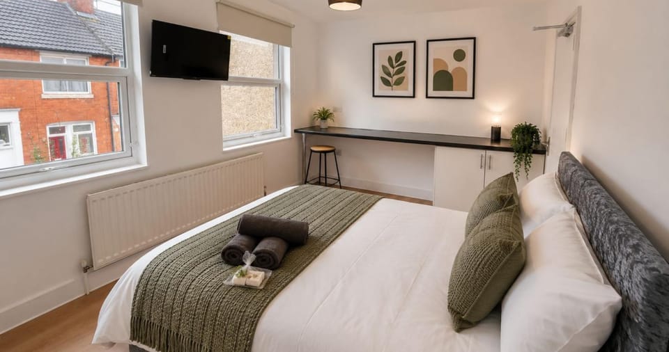 Bed, Photo of the whole room, Bedroom