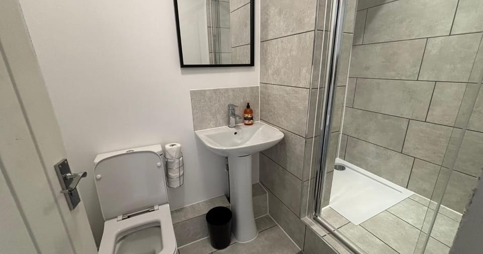 Shower, Toilet, Bathroom, towels