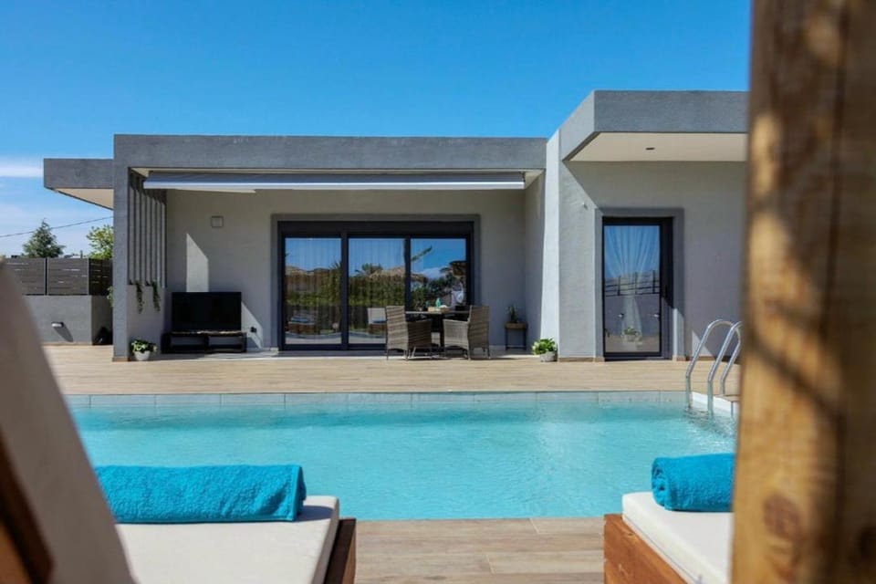 Property building, Day, Pool view, Swimming pool, sunbed