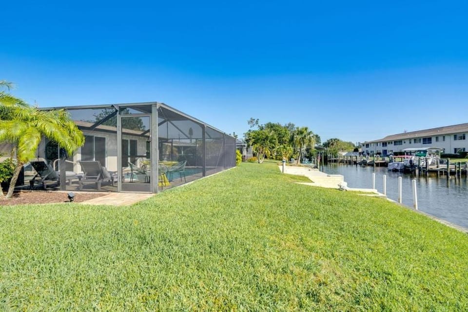 Waterfront Gulf Escape with Pool, Kayaks & Canal Views - Triton Temptation - Roelens House in Cape Coral