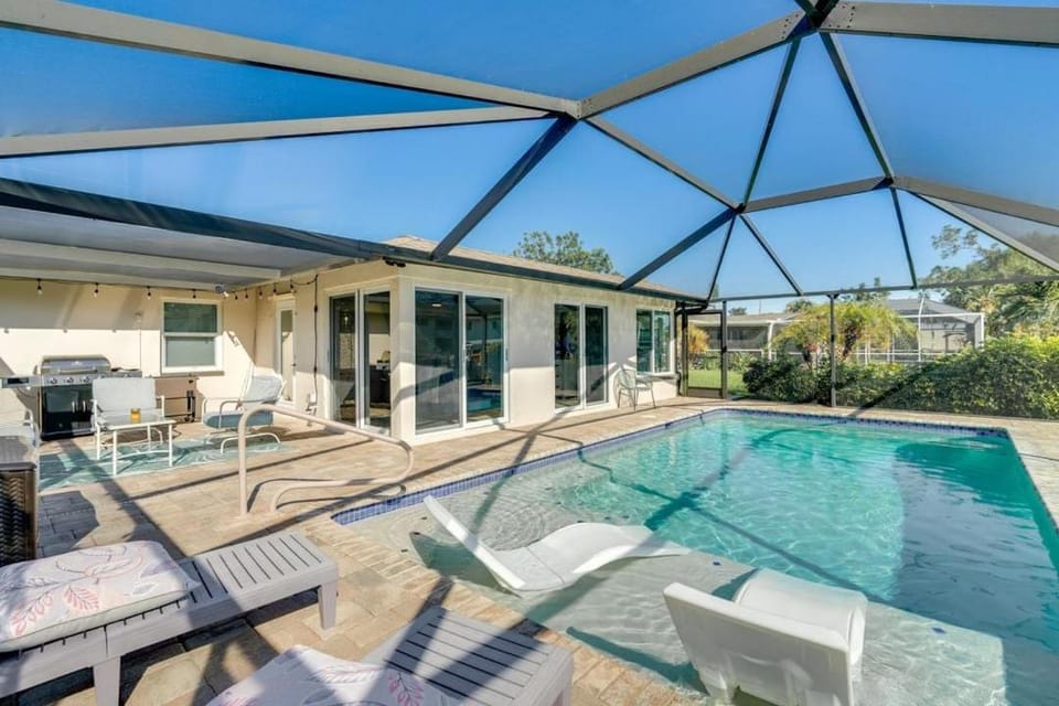 Waterfront Gulf Escape with Pool, Kayaks & Canal Views - Triton Temptation - Roelens House in Cape Coral