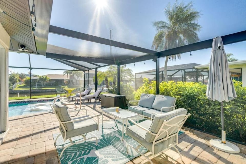 Waterfront Gulf Escape with Pool, Kayaks & Canal Views - Triton Temptation - Roelens House in Cape Coral