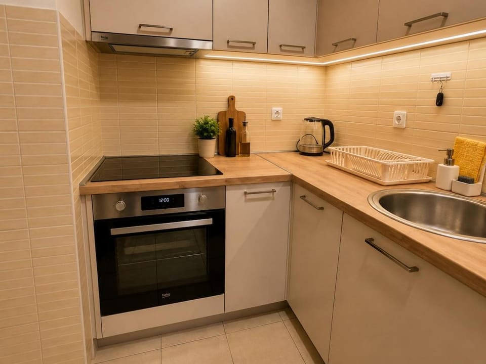 Renovated 2026, Top Floor, Mountain View Apartment in Budva