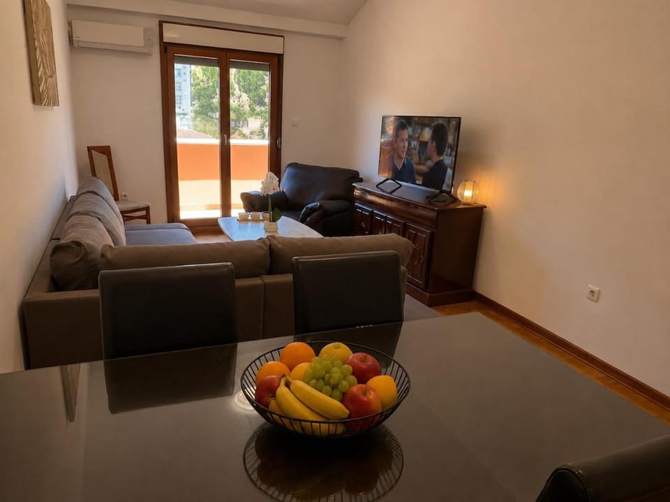 Renovated 2026, Top Floor, Mountain View Apartment in Budva