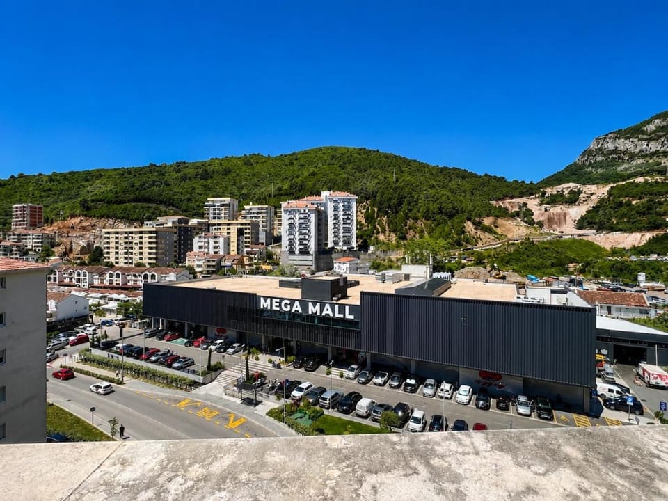 Renovated 2026, Top Floor, Mountain View Apartment in Budva