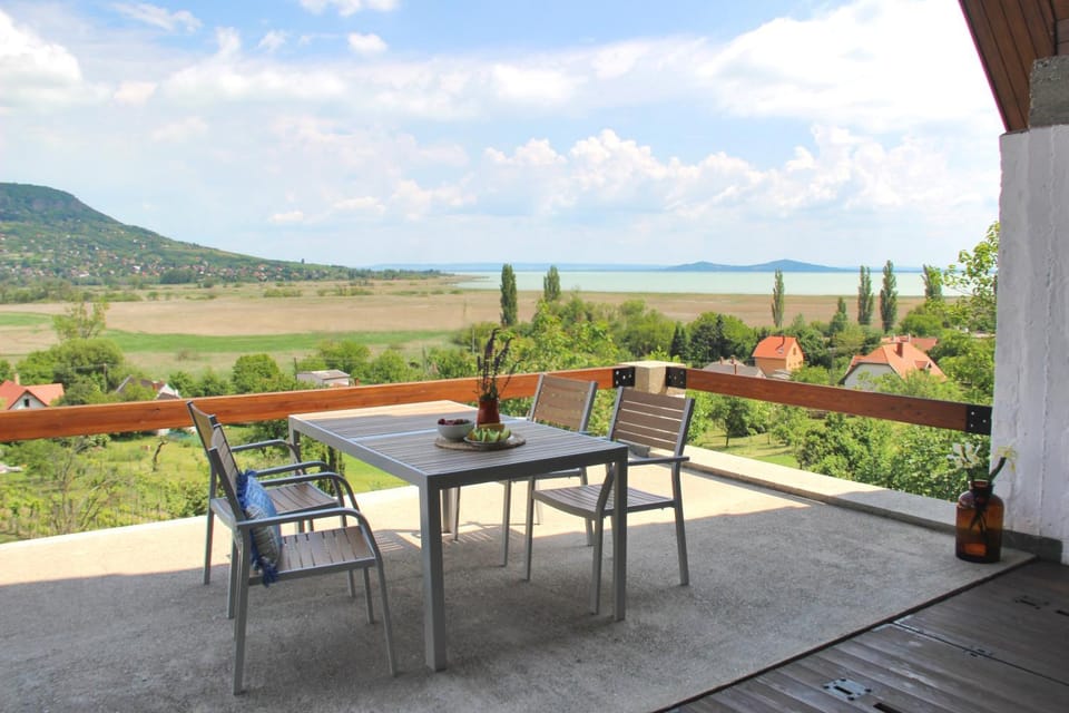 View (from property/room), Balcony/Terrace, Lake view