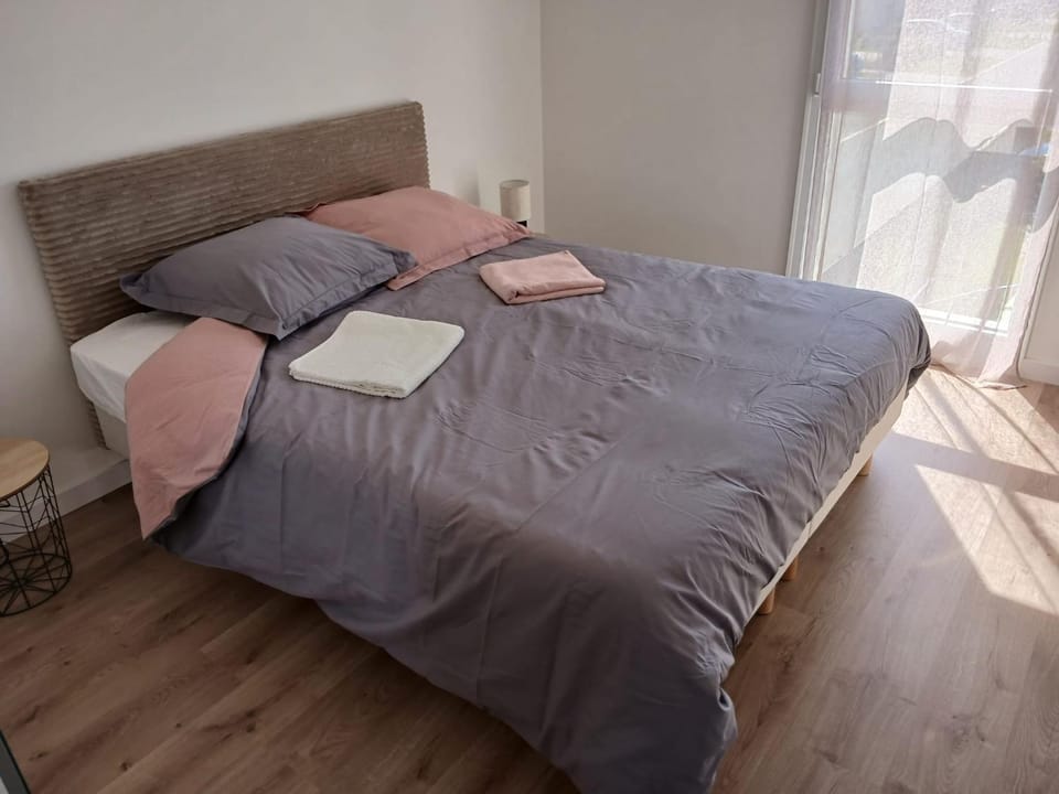 Bed, Bedroom, towels
