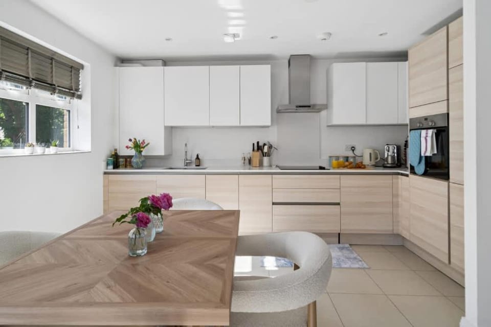 Virginia Water - 2 Bed & Parking - By Tempstay Apartment in Runnymede District