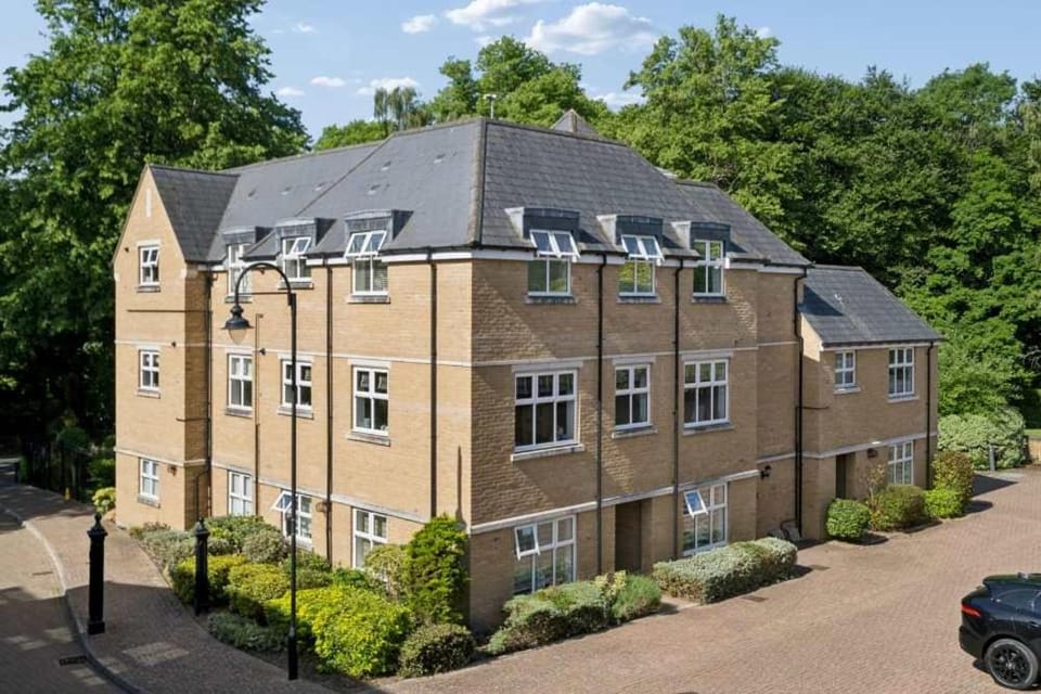 Virginia Water - 2 Bed & Parking - By Tempstay Apartment in Runnymede District