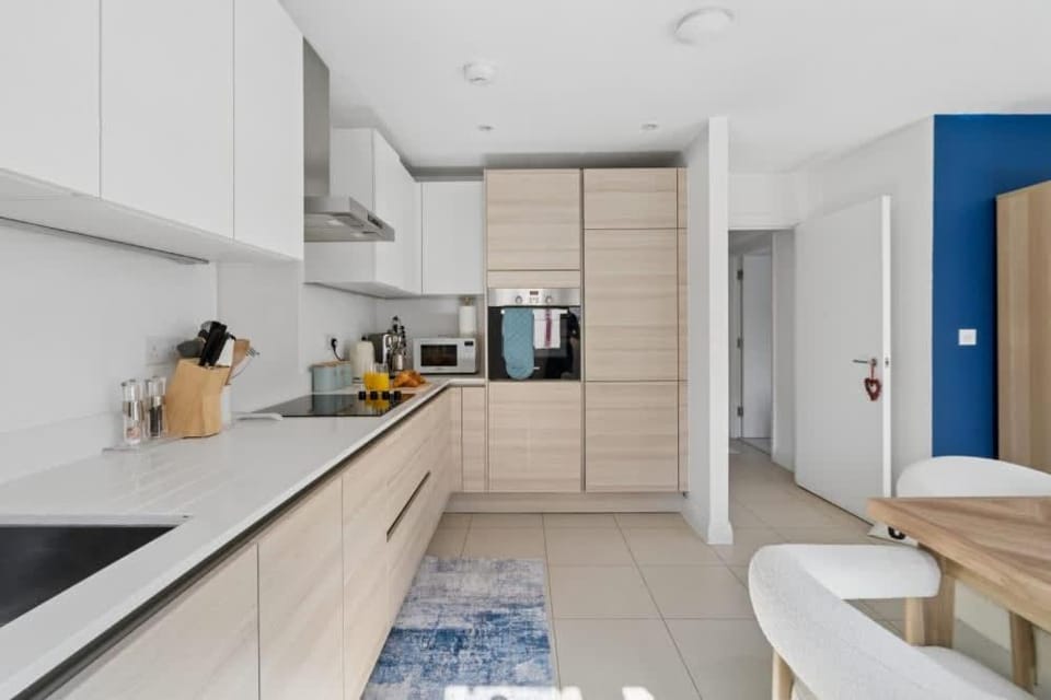 Virginia Water - 2 Bed & Parking - By Tempstay Apartment in Runnymede District